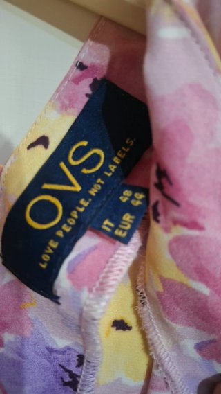 Blusa con scollo V e maniche a volant