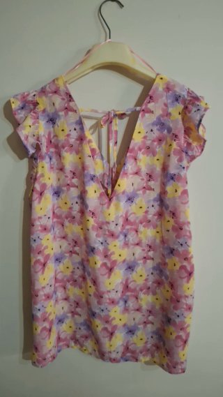 Blusa con scollo V e maniche a volant