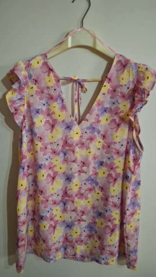 Blusa con scollo V e maniche a volant