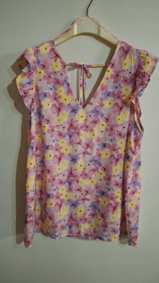 Blusa con scollo V e maniche a volant