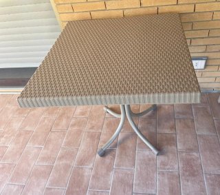 Tavolo da giardino in plastica e metallo