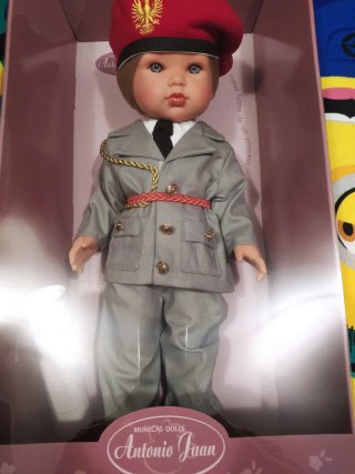Muñeca Leonor Militar