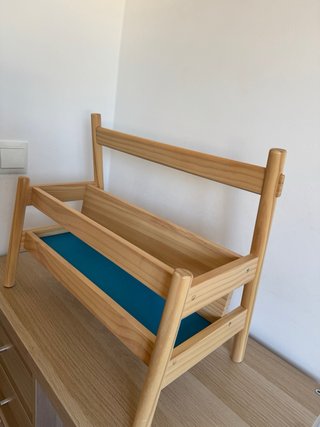 Mobile Ikea Flisat in legno di pino con vassoio blu