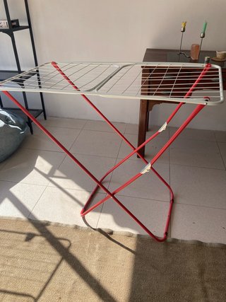 Tendedero plegable rojo y blanco