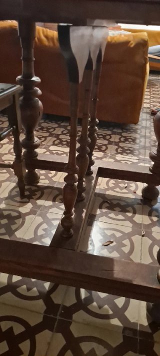 Mesa de comedor antigua y seis sillas