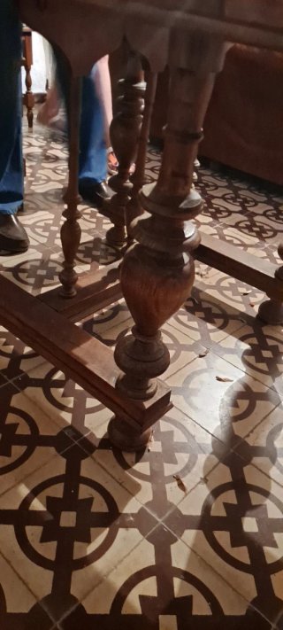 Mesa de comedor antigua y seis sillas