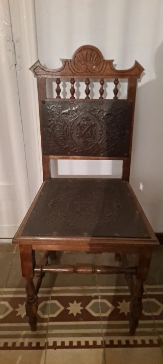Mesa de comedor antigua y seis sillas