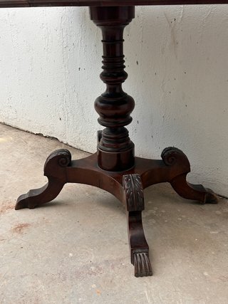Mesita velador antigua de caoba