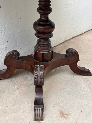 Mesita velador antigua de caoba