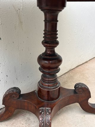 Mesita velador antigua de caoba