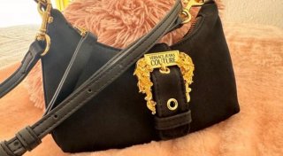 Bolso Versace Negro con Cadena Dorada