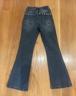 Pantalón vaquero flare color gris con tachuelas