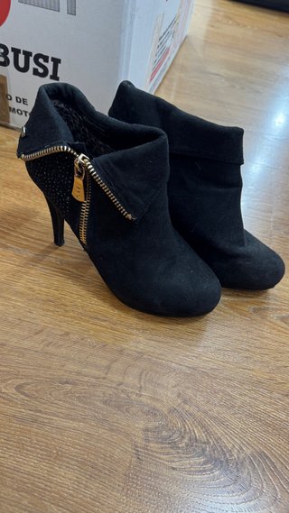 Botines negros con cremallera dorada