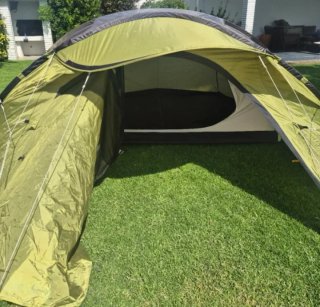 Tienda de campaña Quechua  2"para 4 personas.Nueva