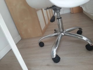 Silla giratoria blanca y plateada