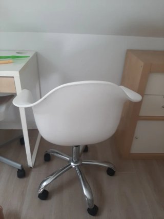 Silla giratoria blanca y plateada