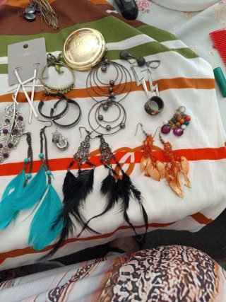Lote bisutería: pendientes, pulseras y más