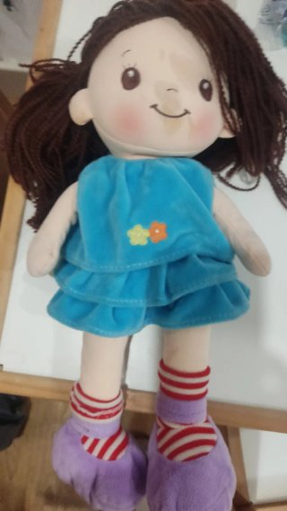 Muñeca de trapo azul con flores