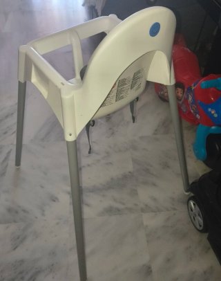 Trona infantil Ikea blanca a recoger en Granada