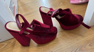 Zapatos de tacón rojos de terciopelo