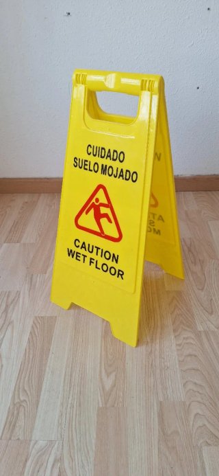 Señal de suelo mojado plegable