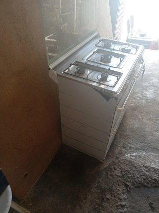 Cocina de gas blanca completamente nueva