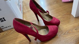 Zapatos de tacón rojos con tira