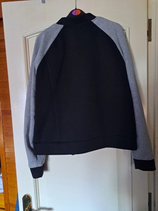 Chaqueta Stradivarius Negra y Gris Talla L