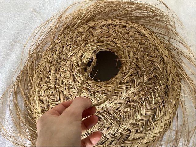 Lámpara artesanal de fibras naturales