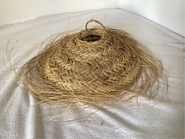 Lámpara artesanal de fibras naturales