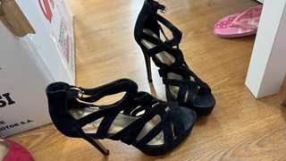 Zapatos de tacón negros de tiras