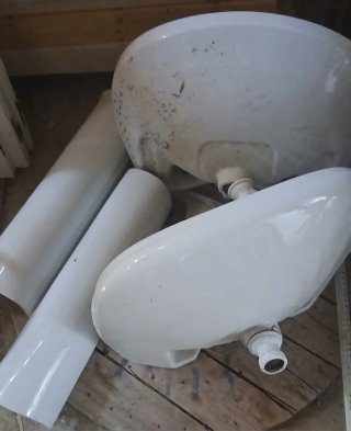 Dos lavabos de baño de porcelana