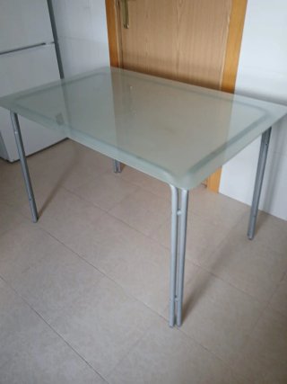 Mesa de cristal y metal