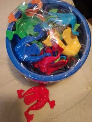 Juego de ranas de plástico