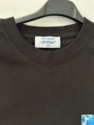 Camiseta Off-White Negra con Logo Flecha Azul