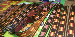 Pulsera artesana con bandera