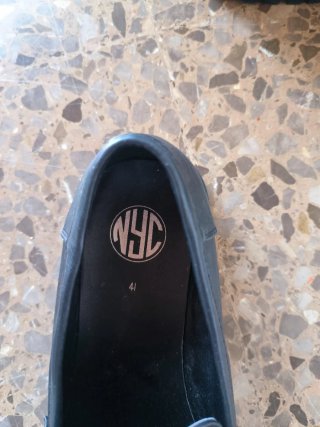 Mocasines negros con detalle de cadena