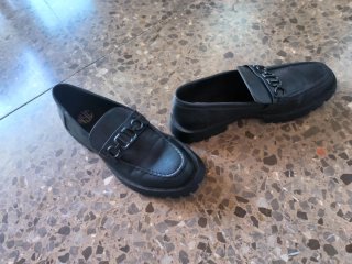 Mocasines negros con detalle de cadena