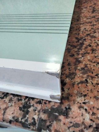 Encimera de cristal biselado.