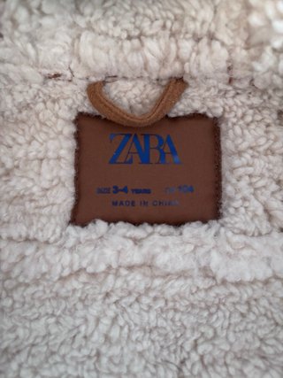 Abrigo Zara niño piel vuelta talla 104