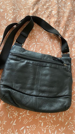 Bolso bandolera de cuero negro