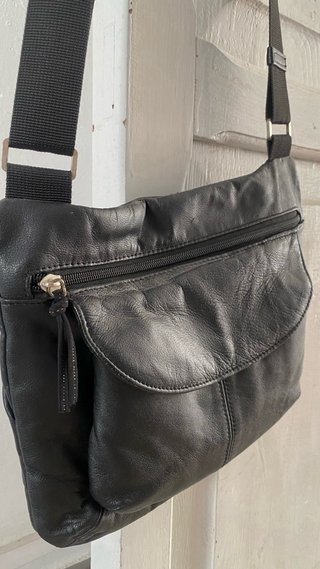 Bolso bandolera de cuero negro
