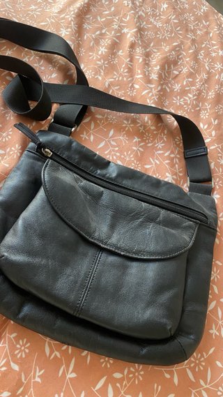 Bolso bandolera de cuero negro