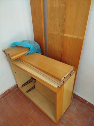 Estantería de madera desmontada