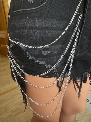 Pantalón corto vaquero negro con cadenas