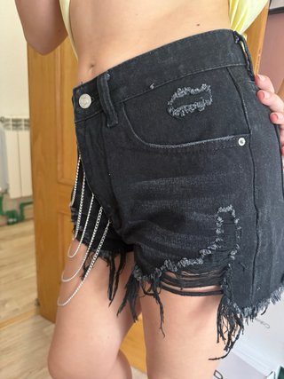 Pantalón corto vaquero negro con cadenas