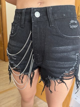 Pantalón corto vaquero negro con cadenas