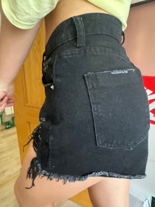 Pantalón corto vaquero negro con cadenas