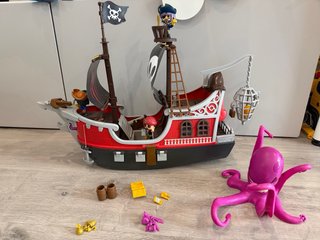 Barco Pirata Pinypon con Accesorios