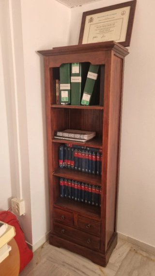 Estantería rústica de madera